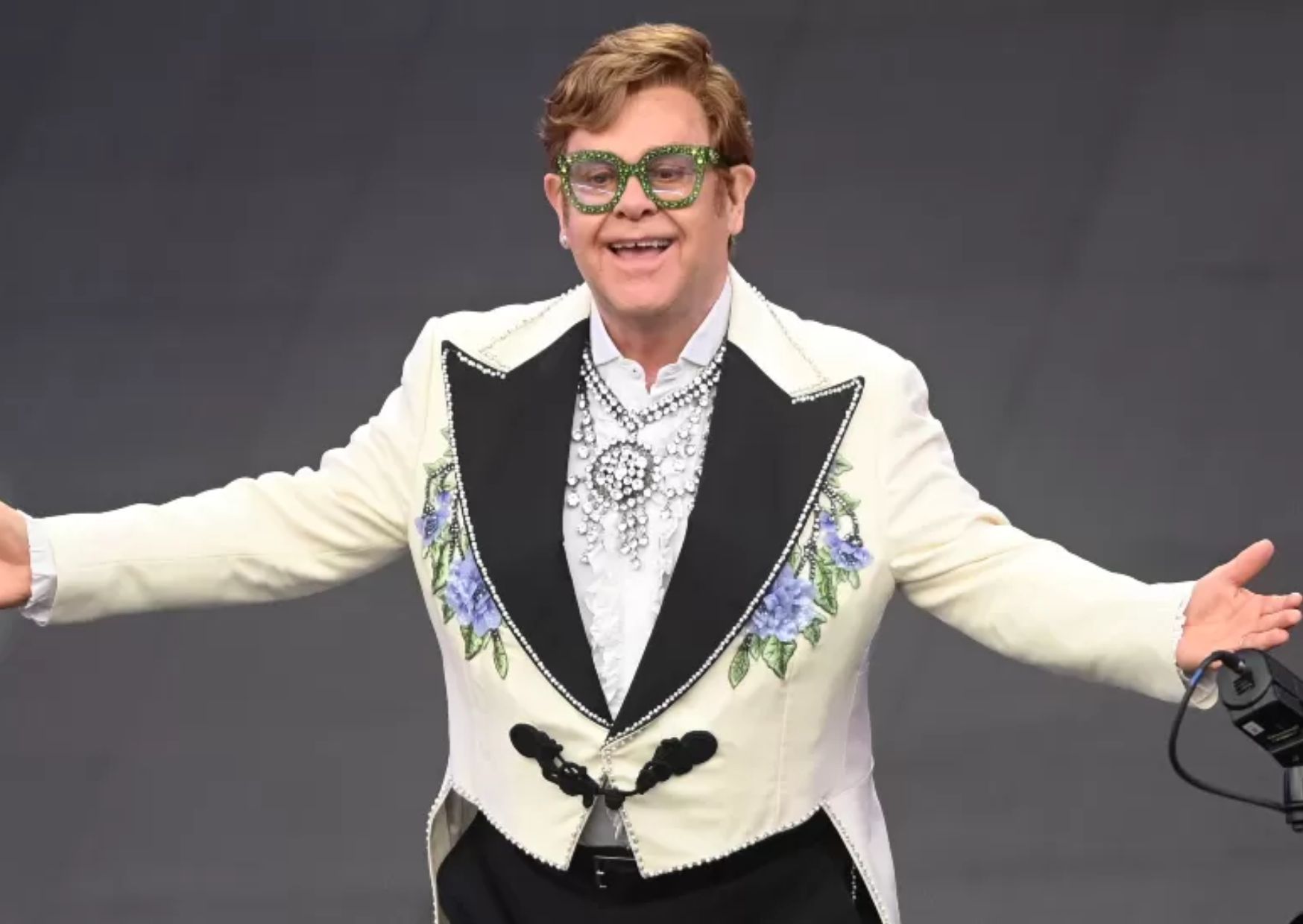 Elton John dirawat di rumah sakit setelah terjatuh di rumahnya di Prancis